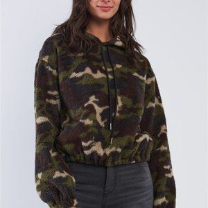 OLIVE GREEN CAMO PLUSH DRAWSTRING HOODIE SWEATER